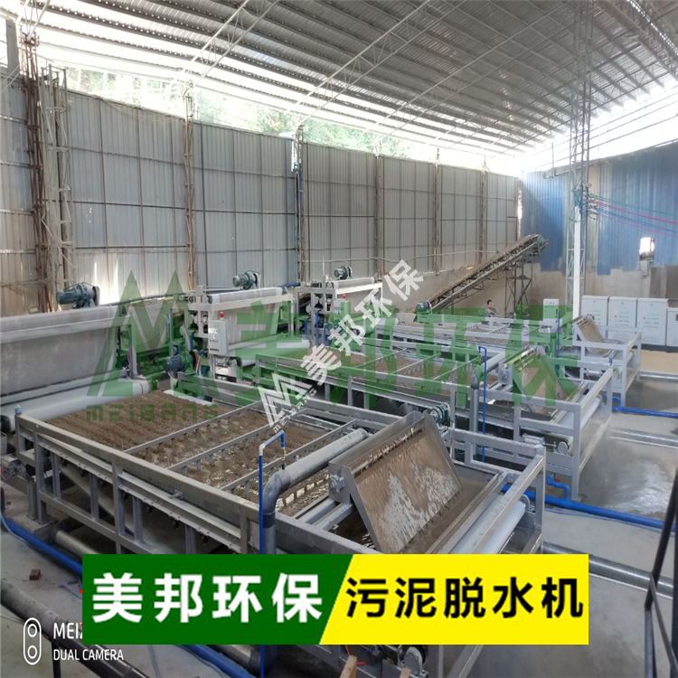 洗沙泥漿脫水，清水循環(huán)使用，泥餅手抓不出水